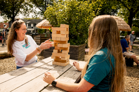 Jade Franka jenga wallies jenga op het wallies terras